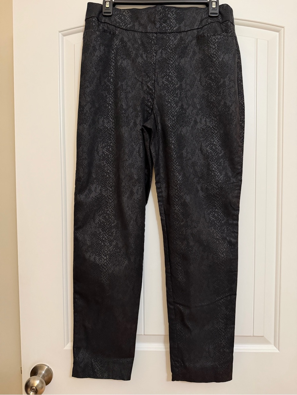 Chico's Black Textured Faux Snakeskin Ankle Pull-on Pants Sz 1.5R